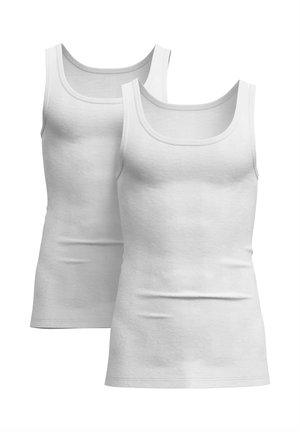 Zwei schlichte weiße ärmellose Tanktops auf weißem Hintergrund, so angeordnet, dass eines leicht vor dem anderen liegt.