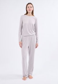Szary komplet piżamowy z długim rękawem w czerwone groszki, o luźnym kroju i elastycznym pasie, wykonany z miękkiej, lekkiej tkaniny.