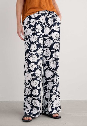 Pantaloni a gamba larga con base blu navy e un audace motivo floreale bianco. Realizzati in tessuto leggero, presentano tasche laterali e una vita elastica.
