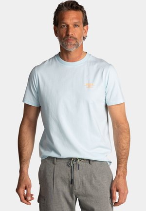 Lichtblauwe katoenen t-shirt met korte mouwen, ronde halslijn en een klein oranje logo op de linkerborst. Casual ontwerp, zachte textuur.