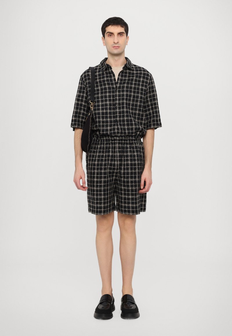 Henrik Vibskov WAYBILL UNISEX - Šortai - black