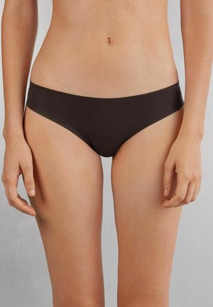 Bruine katoenen bikini slipjes met een zachte tailleband, lage snit en een gladde textuur, geschikt voor dagelijks gebruik.