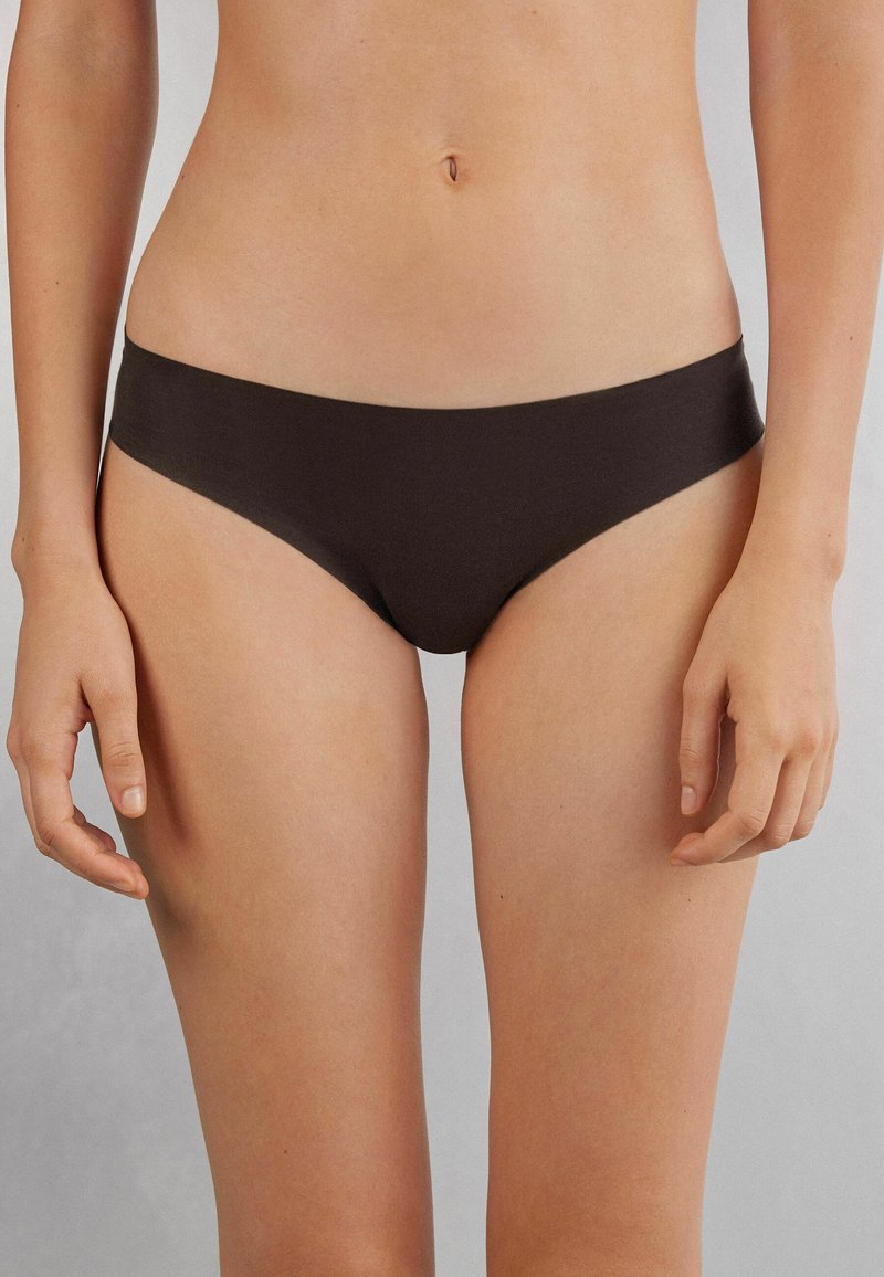 Bruine katoenen bikini slipjes met een zachte tailleband, lage snit en een gladde textuur, geschikt voor dagelijks gebruik.