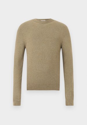 Beżowy sweter dziany z długim rękawem i okrągłym dekoltem, ze ściągaczami na mankietach, dole i przy szyi, na jednolitym białym tle.