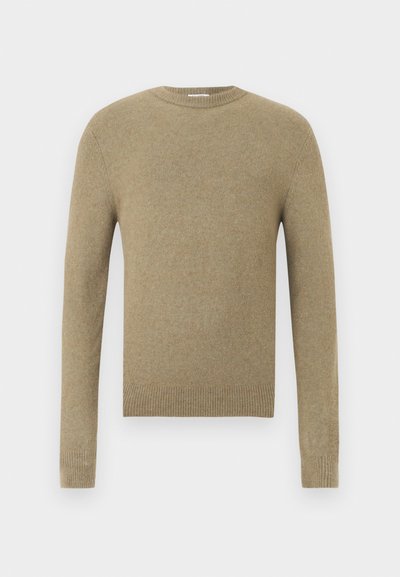 Pull à col ras du cou beige à manches longues en maille avec poignets, ourlet et encolure côtelés sur fond blanc uni.