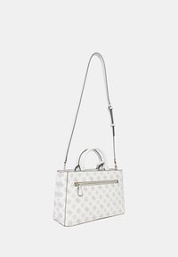 Borsa bianca con texture a motivi, doppi manici e tracolla staccabile. Presenta una tasca frontale con zip e accessori in tonalità oro.