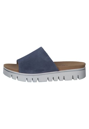 Blå slip-on sandal med bred ruskindssnor, polstret brun fodseng og tyk hvid rillede sål for forbedret greb.