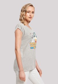 Grå bomull T-skjorte med grafisk design av Wonder Woman, med v-utsnitt og rullede ermer. Inkluderer fargerik trykk og stjerneakenter.