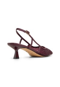 Burgundské lodičky na slingback s tkaným vzorem, špičatou špičkou a jedinečným rozšířeným podpatkem. Mají zlatou přezku pro nastavení.