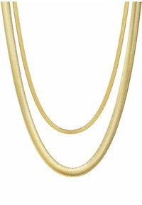 Collier en métal doré présentant deux brins entrelacés avec une finition lisse et texturée, ainsi qu'un léger motif en vagues.