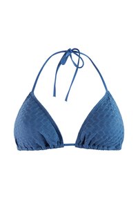 Niebieski trójkątny top bikini z fakturowanej tkaniny, z regulowanym wiązaniem na szyi i plecach, na białym tle.