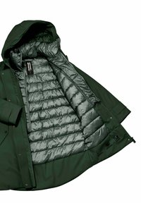Giacca da esterno verde con fodera interna trapuntata e lucida, cappuccio regolabile e bottoni a pressione lungo la parte anteriore. L'interno include un'etichetta.