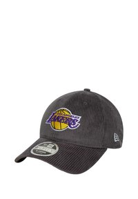 Cappello in corduroy grigio con logo ricamato dei Los Angeles Lakers in viola e giallo, dotato di visiera curva e cinturino regolabile.
