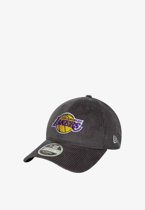Graue Corduroy-Mütze mit einem bestickten Los Angeles Lakers-Logo in Lila und Gelb, einem gebogenen Schirm und einem verstellbaren Riemen.