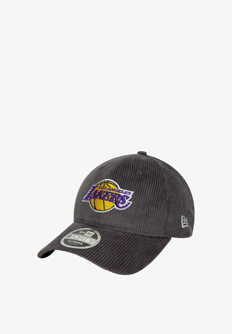 Cappello in corduroy grigio con logo ricamato dei Los Angeles Lakers in viola e giallo, dotato di visiera curva e cinturino regolabile.