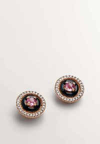 Pendientes de oro rosa con grandes piedras rosas rodeadas de acentos negros y un halo de pequeños cristales transparentes. Diseño redondo y suave.