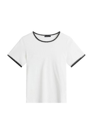 Hvid T-shirt med korte ærmer og sort zigzagkant omkring halsudskæringen og ærmekanter, ensfarvet forside.