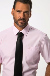 Camicia a maniche corte con colletto in tessuto rosa chiaro, dotata di taschino sul lato sinistro e logo ricamato; abbinata a una cravatta nera.