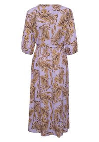 Světlofialové šaty s hnědým paisley vzorem, tříčtvrtečními rukávy a páskem v pase. Dlouhý, splývavý střih s volánkovým lemem.