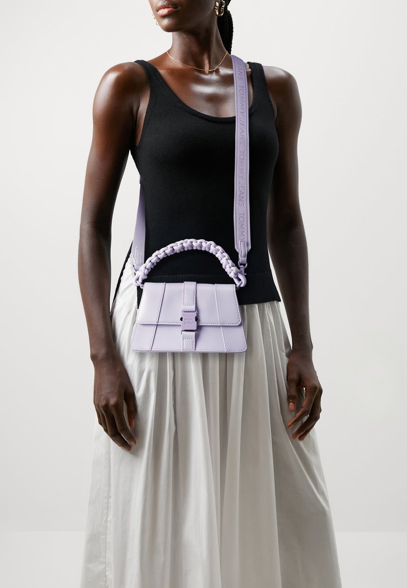 Tommy Jeans ITEM CROSSOVER - Keresztpántos táska - lavender flower