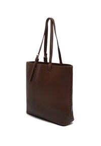 Dunkelbraune Leder-Tote-Tasche mit zwei langen Schulterriemen und einem schmalen verstellbaren Riemen mit Schnalle vor einem weißen Hintergrund.