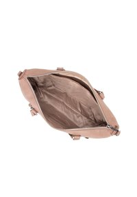Sac à main en cuir brun clair ouvert avec un zip sur le dessus et un intérieur spacieux en tissu beige comprenant une petite poche zippée.