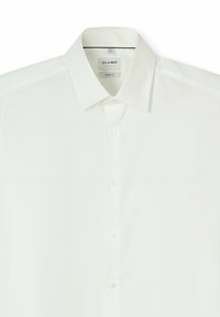 Weißes langärmliges Hemd, körperbetonter Schnitt, mit klassischem Kragen, Knopfleiste mit klaren Knöpfen, aus glattem Stoff gefertigt.
