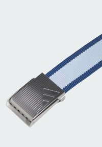 Tmavě modrý pletený pásek s kovovou stříbrnou sponou s texturovaným povrchem a třemi diagonálními liniemi. Pozorovatelný bílý pruh jako ozdobný detail.