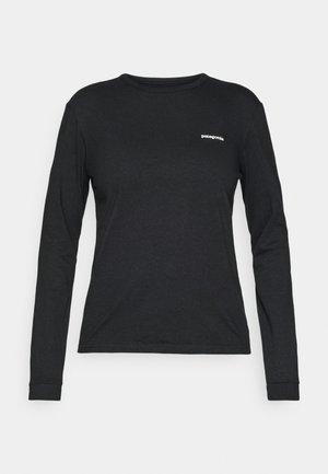 Sort langærmet t-shirt lavet af bomuld, med rund halsudskæring og et lille hvidt logo på venstre bryst. Glat tekstur, tætsiddende design.