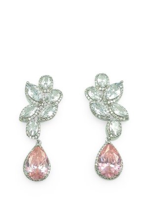 Orecchini a goccia con gruppi di pietre trasparenti a marquise e ovali sopra grandi pietre rosa a forma di goccia incorniciate in montature d’argento.