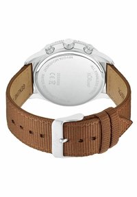 Braunem Stoffarmbanduhr mit einem silbernen Edelstahlgehäuse, zwei Druckknöpfen und einem glatten Rückenteil mit eingravierten Markendetails. Wasserdicht.