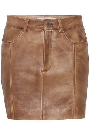 Brauner Leder-Minirock mit glatter Textur, ausgestattet mit zwei vorderen Taschen und einer mittleren Naht, die mit einem Metallknopfverschluss gesichert ist.