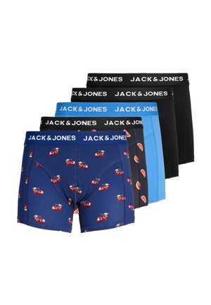 Młody mężczyzna z krótkimi blond włosami, noszący granatowe bokserki z wzorem czereśni i logo Jack & Jones na gumce, stojący na białym tle.