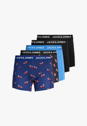 Giovane uomo con capelli biondi corti che indossa boxer blu navy con motivo a ciliegie e logo Jack & Jones sulla vita, in piedi su sfondo bianco.