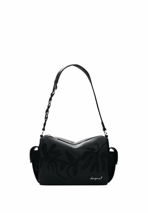Černá taška přes rameno s květinovým vyraženým vzorem, řetízkovým a koženým popruhem a malým bílým logem "desigual" vpředu vpravo dole.