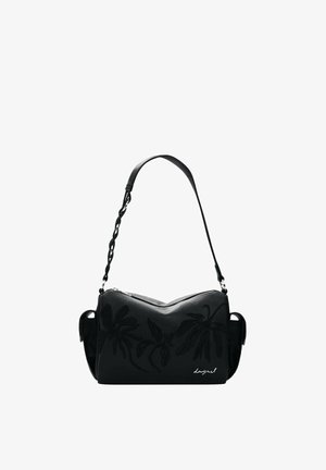 Geantă de umăr neagră cu design floral în relief, curea din lanț și piele, și logo mic alb „desigual” în partea din față, jos în dreapta.