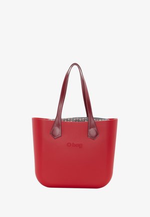 Punainen kangaskassi, jossa on sileät, pyöristetyt reunat, nahkahandles ja kuviollinen sisus. Etupuolella on korostettu logo.