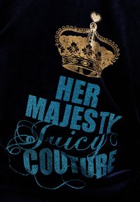 Couronne dorée au-dessus du texte bleu scintillant "SA MAJESTÉ Juicy COUTURE" sur un fond en tissu noir.
