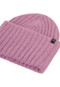 Ružová pletená čiapka s rebrovanou textúrou, s prehnutým okrajom a malou čiernou nášivkou na boku. Mäkky a útulný materiál.