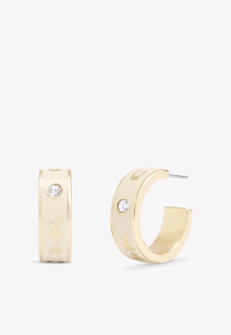 Boucles d'oreilles créoles de couleur or avec émail crème, chacune ornée de pierres précieuses claires incrustées et de motifs gravés de carrosse et de cheval.