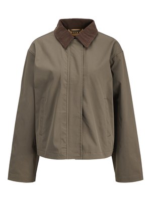 Hnedá bunda s tmavohnedým kordurovým golierom, prednými vreckami, skrytou zapínacou gombíkovou légou a dlhými rukávmi, zobrazená na bielom pozadí.