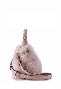 Borsa a mano in finta pelliccia rosa con manico attorcigliato e tracolla regolabile. Presenta un attacco in metallo lucido sul lato.