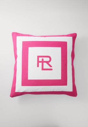 Kvadratinis pagalvėlė su rožiniu kraštu ir baltu centru. Viduryje yra ryškus rožinis logotipas "RL". Audinys atrodo lygus ir švelnus.