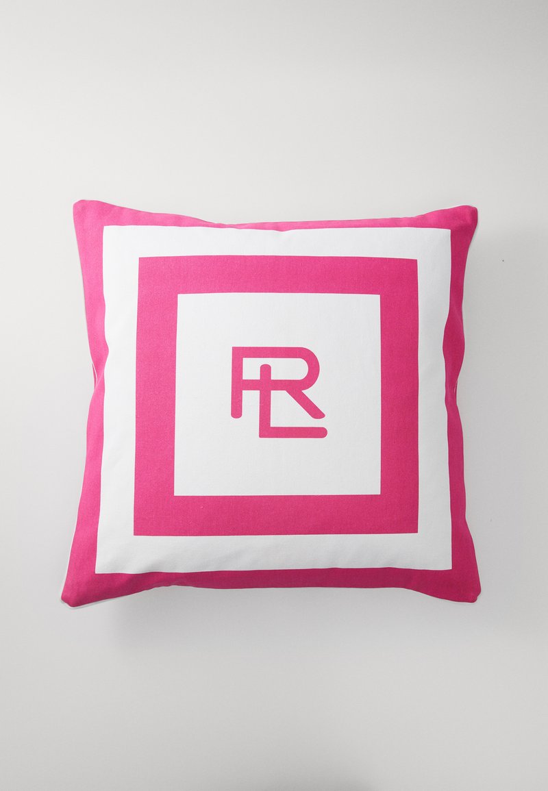 Kvadratna blazina z rožnato obrobo in belo sredino. Na sredini se nahaja drzna rožnata logotip "RL". Tkanina se zdi gladka in mehka.