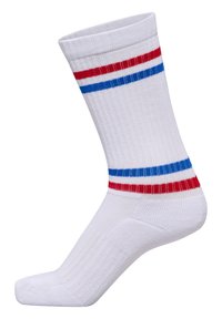 Biała bawełniana skarpetka z czerwonymi i niebieskimi poziomymi paskami u góry, prążkowana struktura oraz wzmocniony palec i pięta dla większej trwałości.