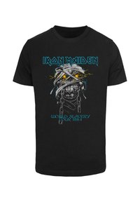 Sort bomulds T-shirt med et grafisk design af et kranium indhyllet i bandager, fremhævet med gule lyn, og teksten "Iron Maiden" ovenfor.