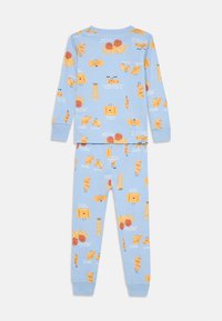 Blaue Baumwoll-Pyjama-Set mit langen Ärmeln und Hosen, verziert mit verspielten lebensmittelthematischen Illustrationen in orange und gelben Farbtönen.