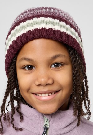 Beanie - boysenberry  wild blossom