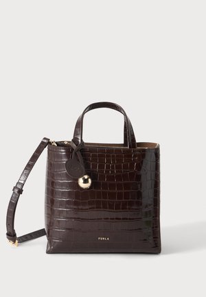 Borsa a mano marrone scuro in pelle sintetica effetto coccodrillo con due manici, tracolla regolabile e ciondolo e logo dorati del marchio "Furla" sul davanti.