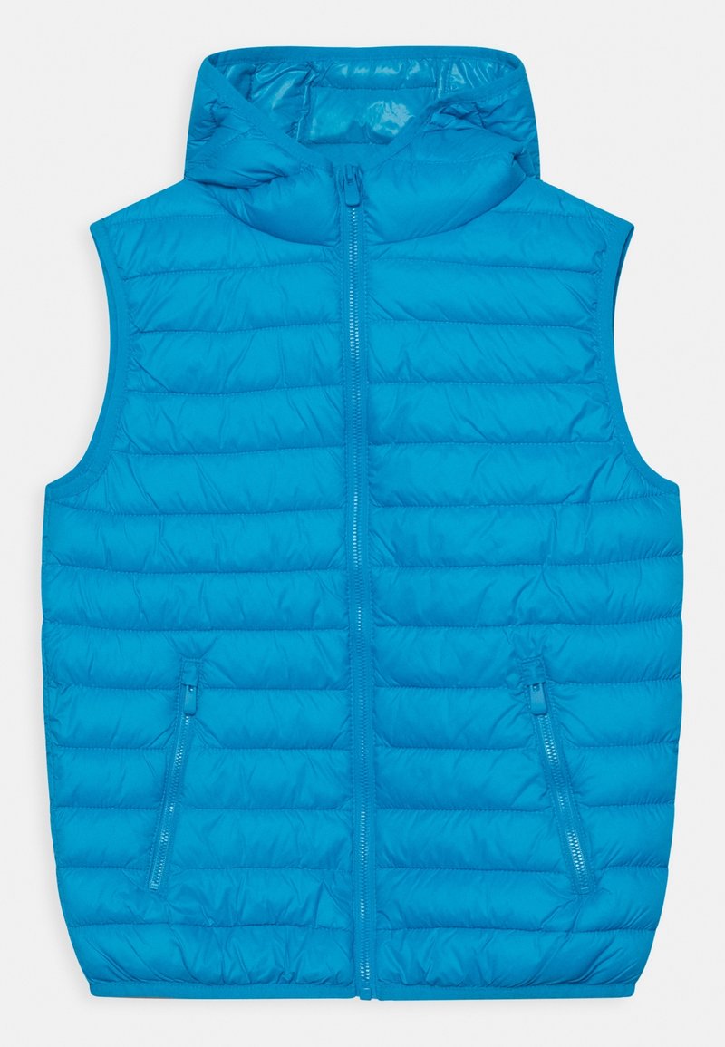 Smanicato imbottito blu con chiusura frontale a zip, cappuccio e due tasche laterali con zip. Presenta un design trapuntato e una texture del tessuto liscia e lucida.